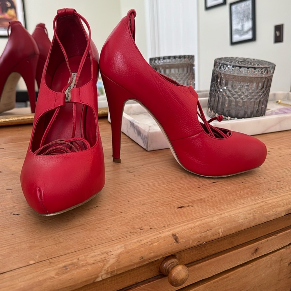Kathryn Amberleigh, size 9, color red